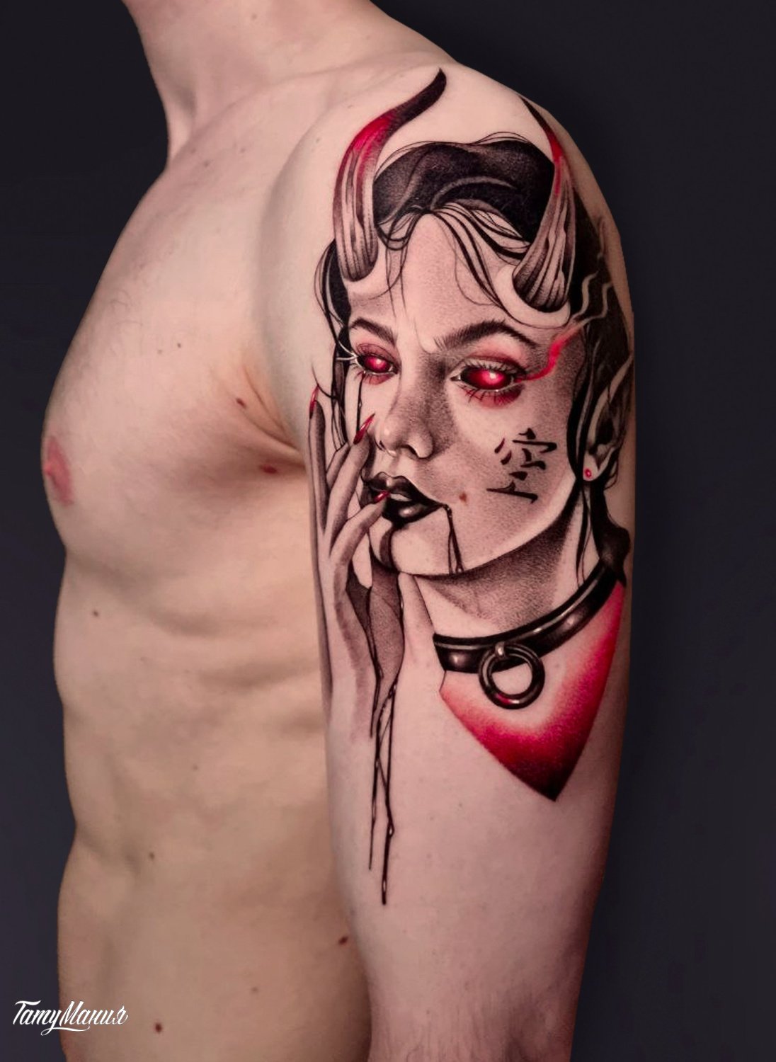 Тату дьяволица на плече