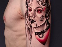 Тату дьяволица на плече