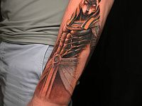 Татуировка анубиса на руке