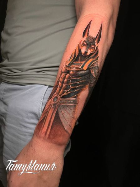 Татуировка анубиса на руке