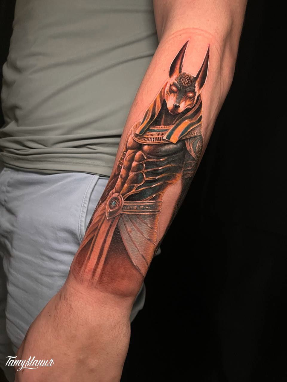 Татуировка анубиса на руке