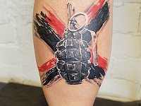 Тату граната на ноге