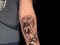 Тату песочные часы и сердце