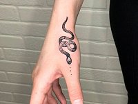 Тату змея на кисти