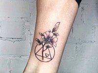 Тату цветок с геометрией