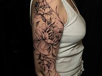 Татуировка пионы на руке