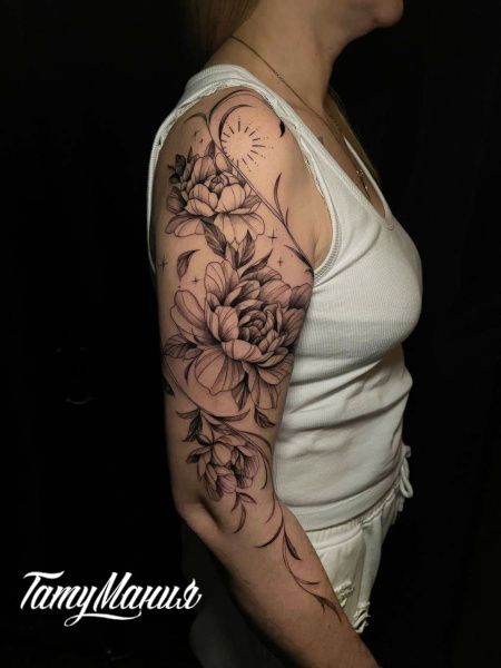 Татуировка пионы на руке