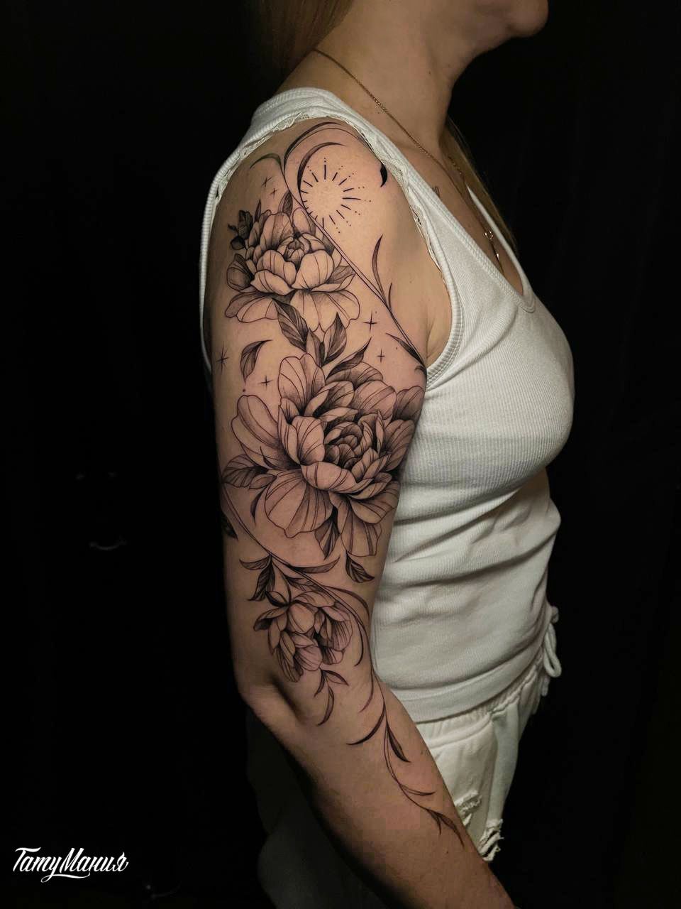 Татуировка пионы на руке