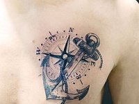 Тату якорь на груди