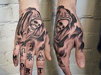 Тату смерть на кулаке