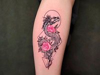 Тату дракон с розами на ноге