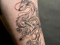 Тату дракон с цветами на ноге
