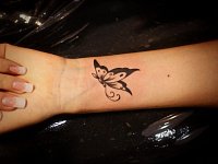 тату черная бабочка на запястье