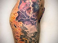 Тату космос на бедре