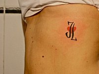 Маленькая тату символы на ребрах