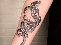 Тату змея с черепом