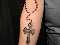Тату крест с бусами