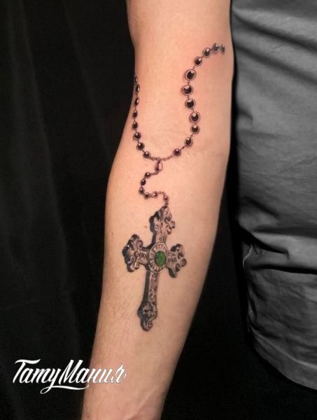Тату крест с бусами