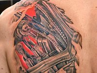 тату биомеханика на лопатке