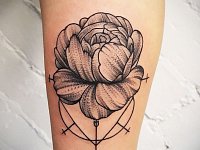 Тату графичный пион