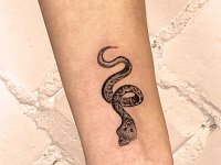 Тату кобра на запястье