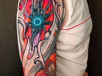 Тату биоорганика на плече