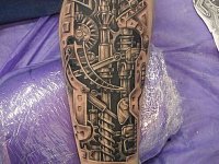 Татуировка биомеханика на ноге