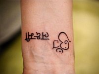 Тату надпись на запястье и символ