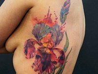 Тату ирис на ребрах