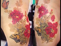 Татуировка бабочки и пионы