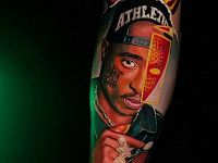 Тату портрет Тупака 