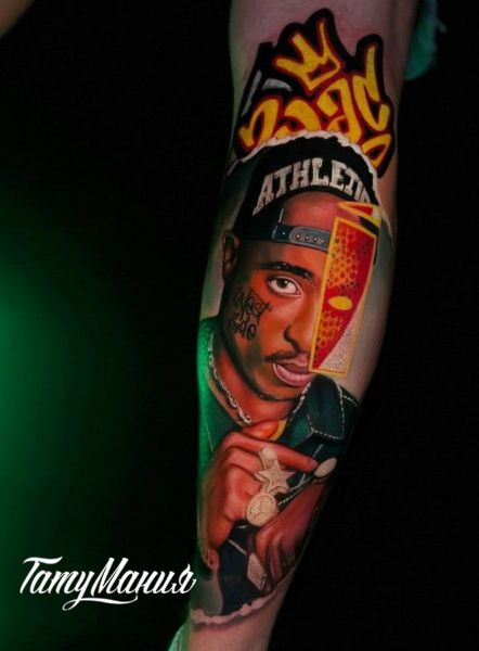 Тату портрет Тупака 