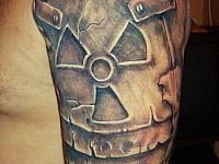 тату латы с знаком радиации на плече