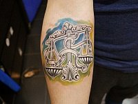 Татуировка весы на руке