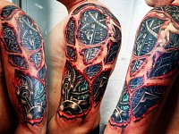 Тату механизм на плече в стиле биомеханика