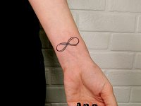 Тату бесконечности на запястье