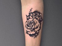 небольшая тату розы блэк-энд-грей