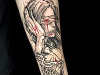 Тату хоррор и надпись no evil