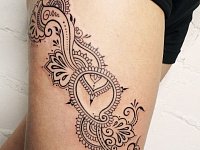 Тату узоры на бедре