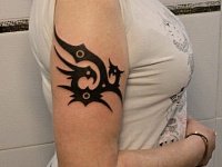 Тату трайбл на плече девушки