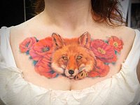 тату лиса и маки на груди