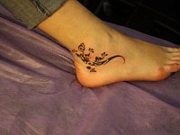 Тату полинезия ящерица на ноге
