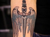 Тату олд скул кинжал