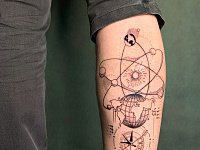 Тату солнечная система и роза ветров