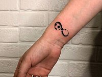 Тату бесконечность и футбольный мяч