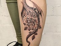 Тату дракон с цветком