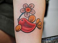 Маленькая тату на руке птичка