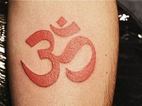тату знак Ом