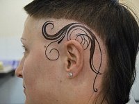 тату узор на черепе над виском