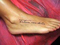 тату на латыни на ноге